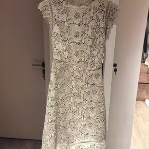 Chic Floral Lace Midi Dress in Cream